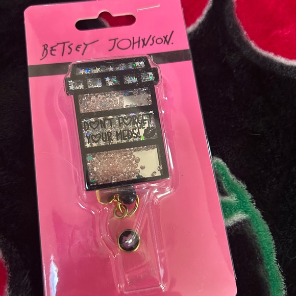 NIP Betsey Johnson Glittery Badge Reel - Picture 1 of 2